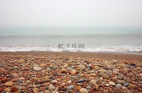 布满鹅卵石和海浪的海滨海滩