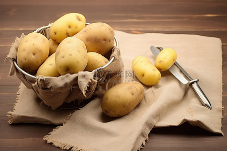 削皮的苹果背景图片_一篮子土豆放在一块布上