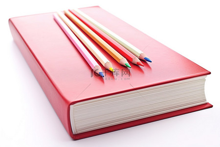 红色的书与彩色铅笔隔离在白色背景剪贴画