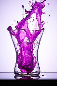玻璃花瓶底部的紫色污泥和其他液体混合物