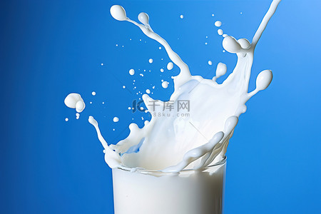 牛奶从瓶子里倒到蓝色背景上