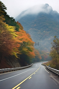 秋天空荡荡的高速公路，周围是山