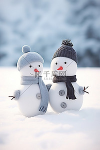 冬天背景图片_两个雪人在雪地里站得很近