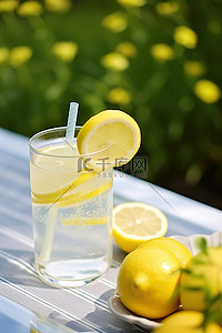 柠檬水背景图片_柠檬水和柠檬切成块放在方桌上