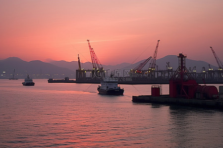日落时的香港港 中国现代港口在港口