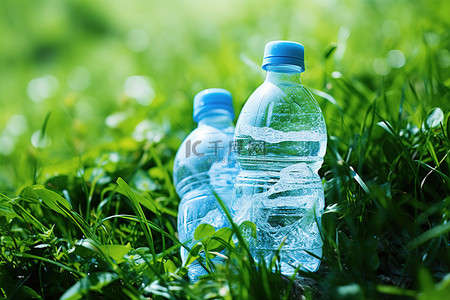 蓝色瓶水坐在冰绿草的底部