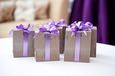 带有紫色礼品盒的棕色纸袋