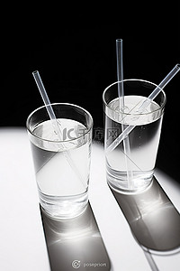 两个玻璃杯，上面有两根小吸管