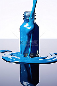 一瓶蓝色指甲油放在玻璃杯上
