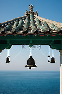 钟声悬挂在海洋的大屋顶上，周围有海鸥