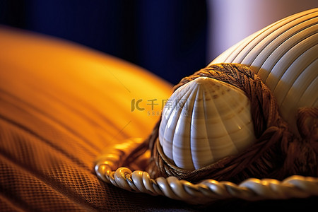 连体坐垫背景图片_白色坐垫上的羽绒被床上的贝壳灯