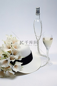 红酒背景图片_一顶黑帽子和花环，帽架上有瓶子