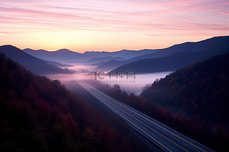 山间高速公路上的清晨日出