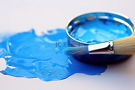 旁边桌子上放着一把涂有蓝色颜料的画笔