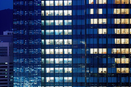 蓝色窗户背景图片_黄昏时分，京都的摩天大楼有蓝色的窗户