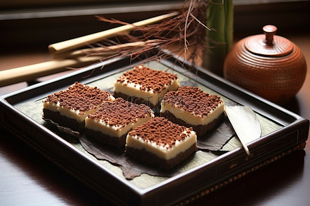 蛋糕食品背景图片_用筷子放在托盘上的亚洲蛋糕