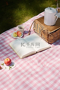 草莓苹果背景图片_一张野餐桌，上面有一本书苹果和草莓
