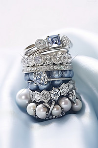 珠宝背景图片_白色床上堆放着白色和钻石珠宝