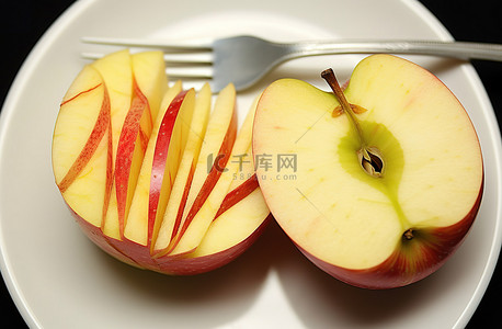 苹果吃苹果背景图片_苹果切成两半，用叉子吃