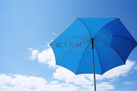 一把蓝色的雨伞，映衬着白云多云的天空