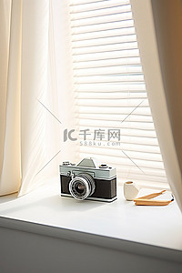 小饰品背景图片_小窗台上的白色百叶窗旁边有一台老式相机