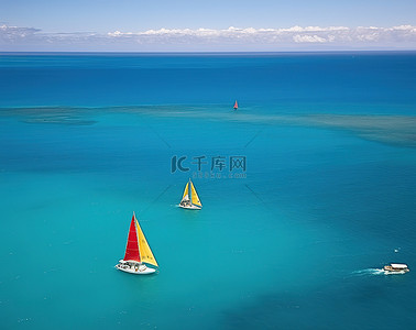 海洋中蓝色水面上航行的小帆船的照片