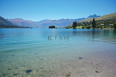 水卡背景图片_新西兰皇后镇山前的水