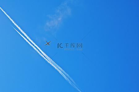 交通蓝背景图片_飞机在清澈的蓝天上