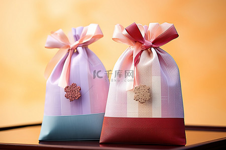新年彩色背景图片_两个礼品袋，上面有彩色布料