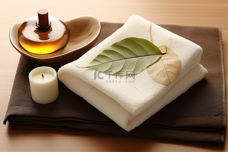 带水的叶子背景图片_一条带叶子的棕色毛巾