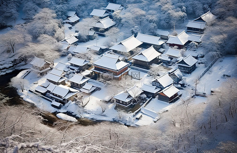 从雪中的日本村庄上方拍摄的照片