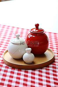 厨房背景图片_红白洗碗巾上的两个陶瓷香料和盐容器