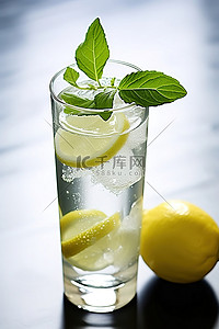 酒背景图片_一杯水和柠檬