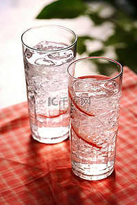 两杯有气泡的水