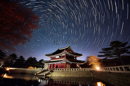 红木背景图片_韩国高岩红木宫，天空中的星轨