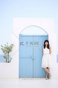 行政文员求职简历背景图片_身穿白色连衣裙的年轻女子在蓝色门前摆姿势