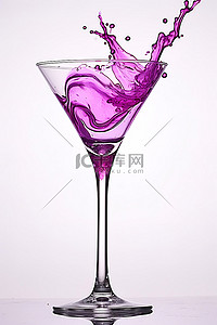 将杯背景图片_马提尼杯将紫色液体倒入旧杯玛格丽塔中