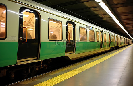 地铁背景图片_巴黎地铁上的通勤列车