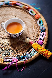 中秋背景图片_桌上放着一杯茶，周围有彩色流苏