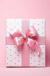 粉色圆点背景上带有粉色蝴蝶结的白色礼盒