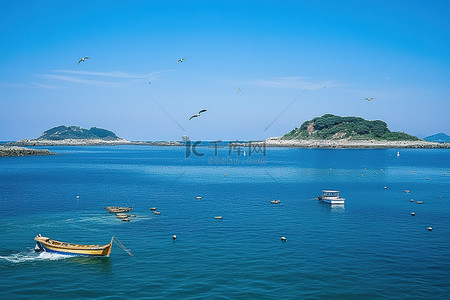 一座岛屿，附近有两艘船漂浮在蓝色的海水中