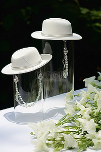链条和玻璃帽子展示