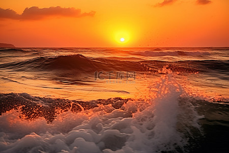 日落时橙色的太阳落在海洋上