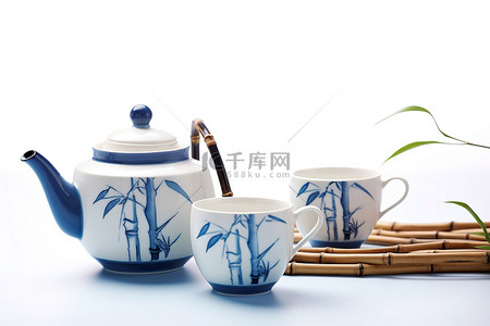 竹子旁边的茶壶和蓝色杯子