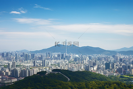 晴朗天空背景图片_首尔城市天际线，晴朗的日子里，绿树成荫，山峦叠翠