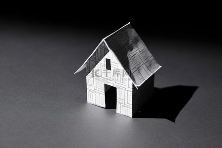 纸房子形状成灰色背景上的阴影