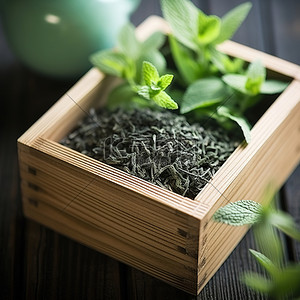 一个装满绿茶的木箱