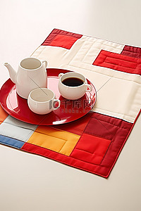 红色和白色餐垫，配有陶瓷盘和杯子