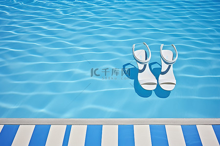 夏天人背景图片_蓝色的水池人字拖和凉鞋