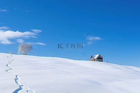 天空很蓝，地面被雪覆盖